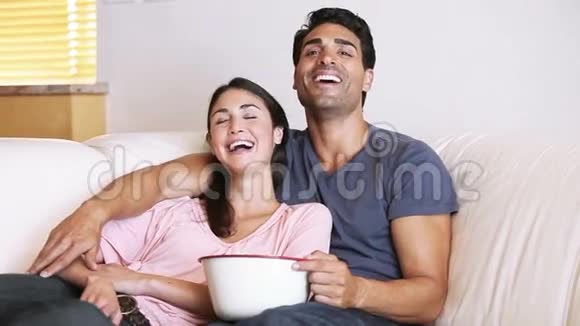 嘲笑一对看电视的夫妇视频的预览图