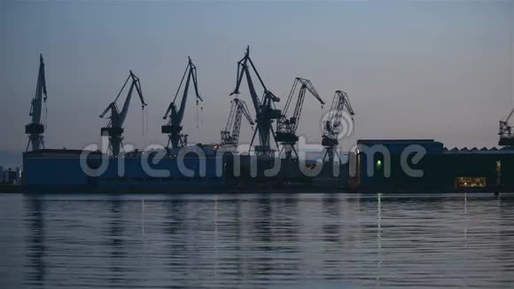 码头里的工业货物起重机视频的预览图