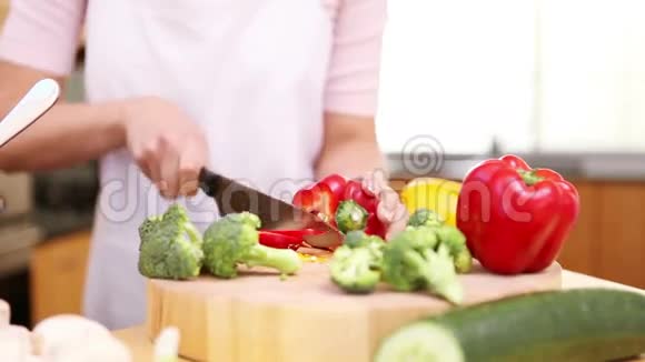 准备蔬菜餐的年轻女子视频的预览图