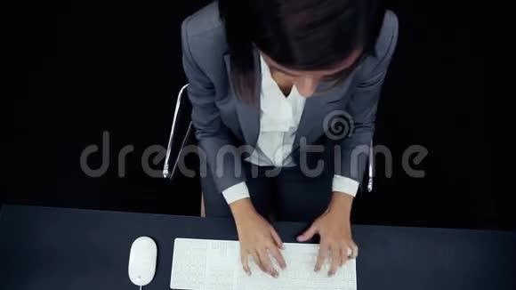 在电脑工作的女商人视频的预览图