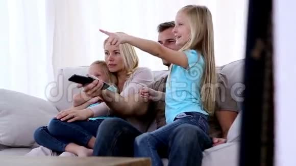 家人在沙发上看电视视频的预览图