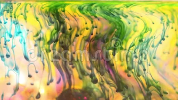 水和墨水的混合为美丽的抽象运动视频的预览图
