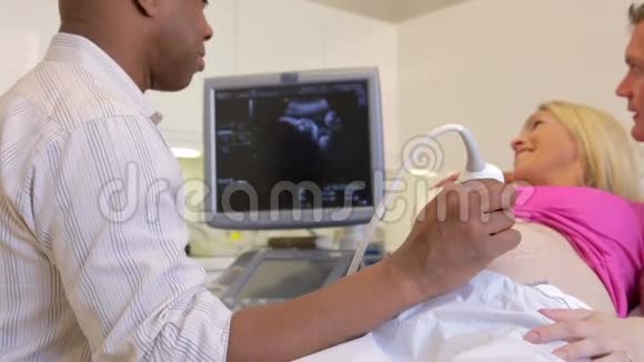 伴有超声扫描的孕妇视频的预览图