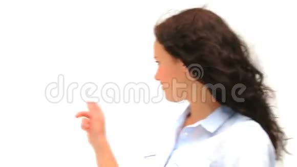 白色背景下微笑的女人视频的预览图