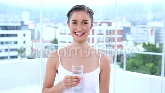 微笑的年轻女子喝水视频的预览图