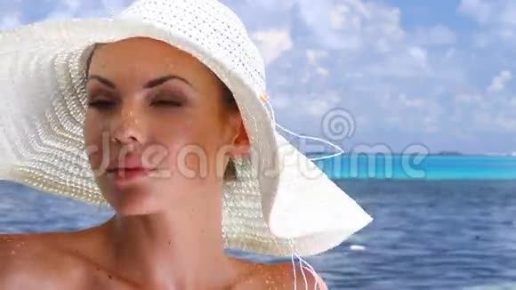 美丽的女人在水边休息视频的预览图