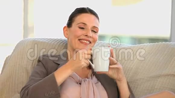 女商人喝了一杯茶视频的预览图