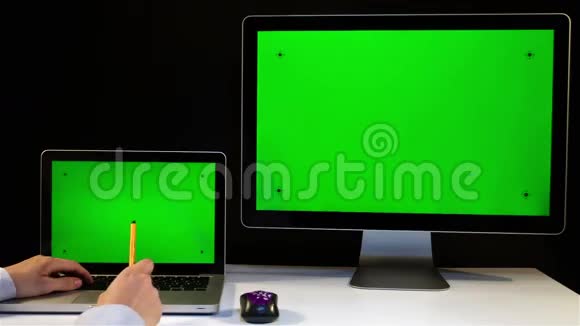 工作人员在平板电脑和显示与绿色屏幕视频的预览图