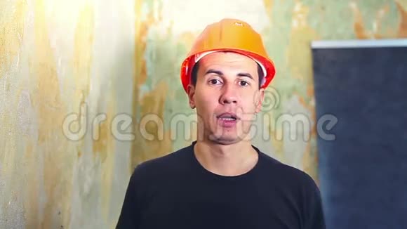 戴安全帽的建筑工人视频的预览图