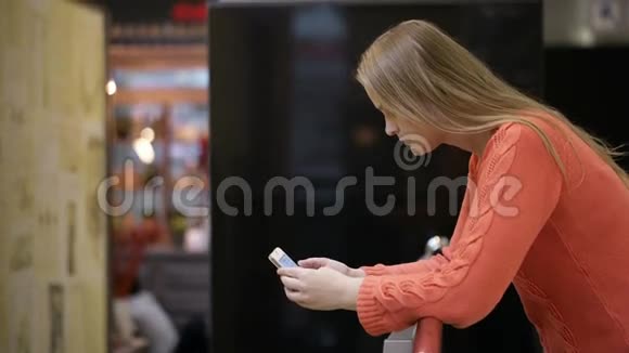 年轻女人用智能手机视频的预览图