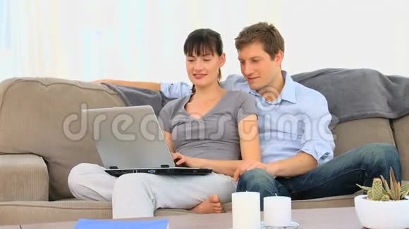 有魅力的情侣用笔记本电脑视频的预览图