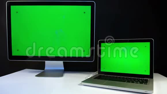 工作人员在平板电脑和显示与绿色屏幕视频的预览图