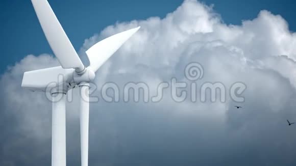 蓝天背景下美丽的白色风车视频的预览图