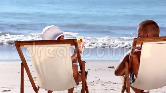 在海滩上喝鸡尾酒视频的预览图