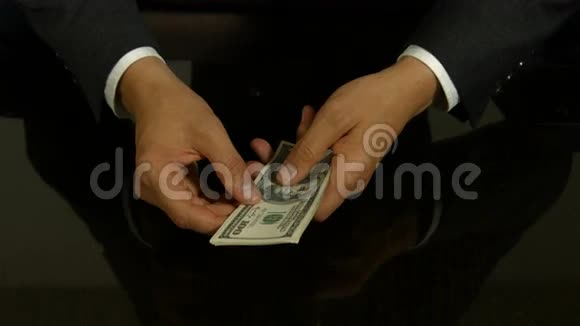 商人数着桌子上的钱视频的预览图