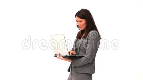 商务女性拿着笔记本电脑站着视频的预览图