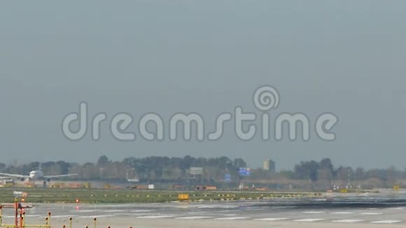 商用飞机在巴塞罗那机场着陆视频的预览图