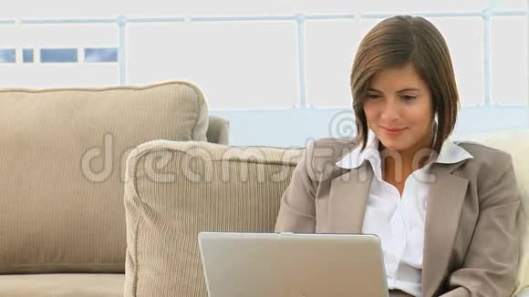 可爱的女商人用笔记本电脑工作视频的预览图