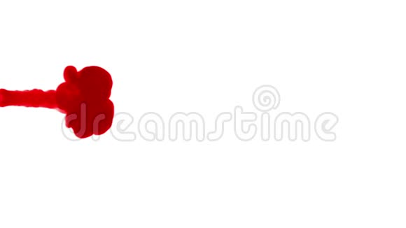 红色墨水在白色背景上注入水三维动画与卢马哑光作为阿尔法通道在缓慢运动使用墨水视频的预览图