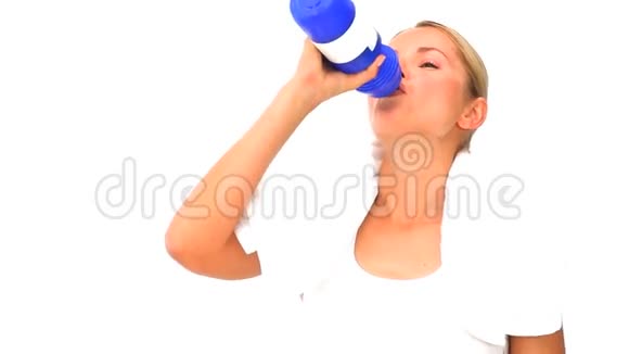 金发女人运动后喝水视频的预览图