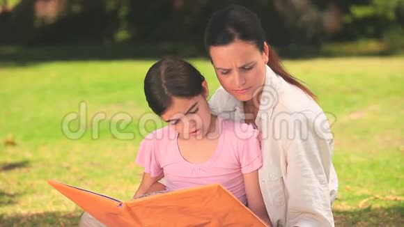母女俩在户外读书视频的预览图