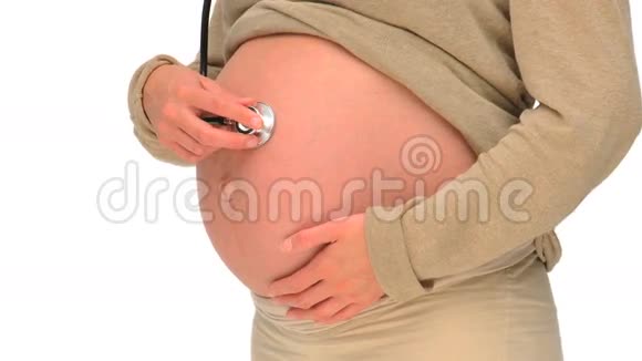 孕妇听着她的肚子视频的预览图