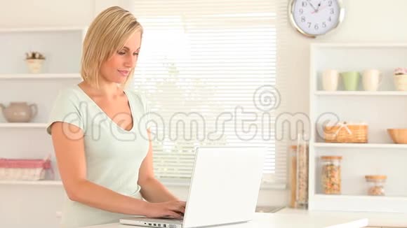 注意力集中的女人用她的笔记本电脑视频的预览图