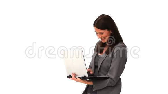 布鲁内特女商人拿着笔记本电脑视频的预览图