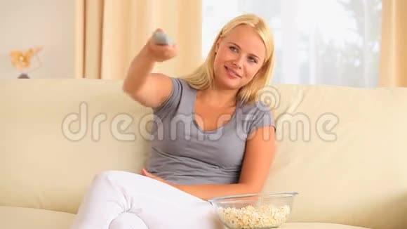女人一边看电影一边吃爆米花视频的预览图