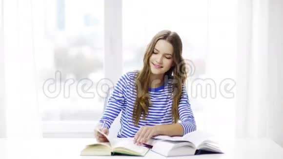 快乐微笑的学生女孩带着书视频的预览图