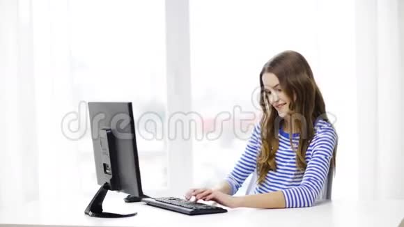 在家里用电脑微笑的少女视频的预览图