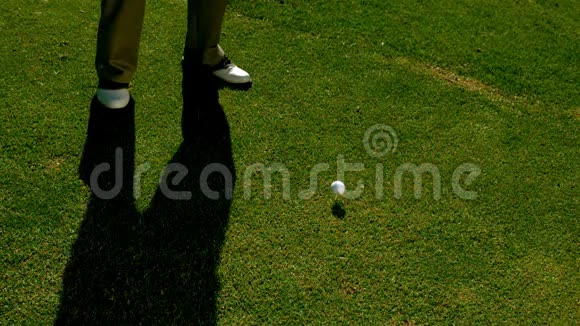 高尔夫球手在球场上用球杆击球视频的预览图