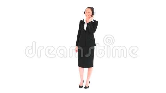 站着耳机的女商人视频的预览图