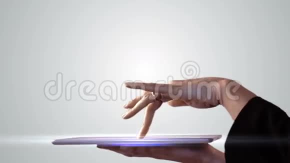 女商人用平板电脑观看全息图视频的预览图