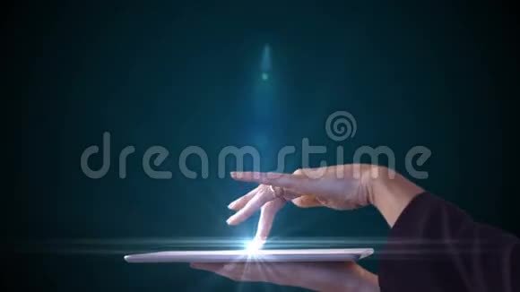 女商人用平板电脑观看全息图视频的预览图