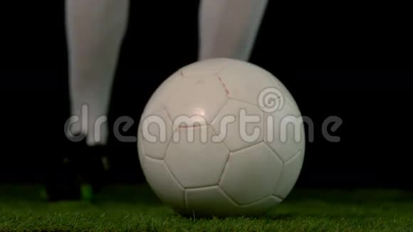 足球运动员踢球视频的预览图