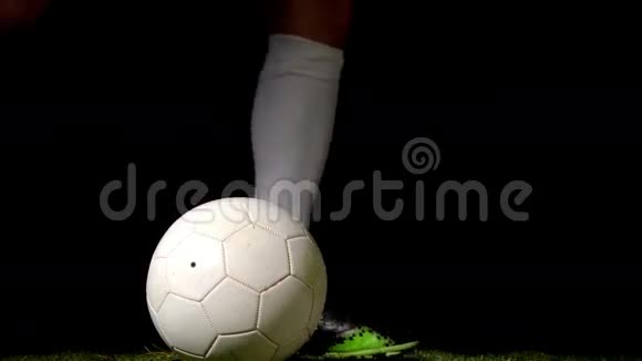 足球运动员踢球视频的预览图