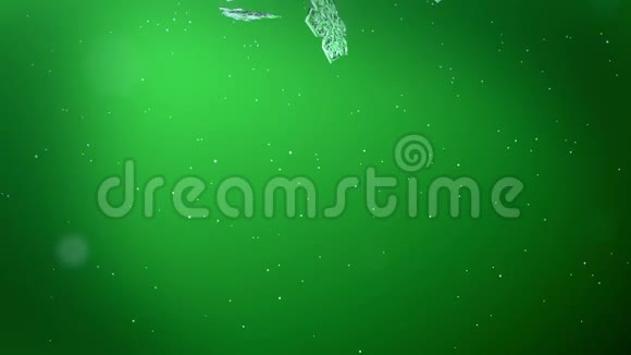 装饰的3d雪花在绿色背景下夜间落下用作圣诞新年贺卡或冬季动画视频的预览图