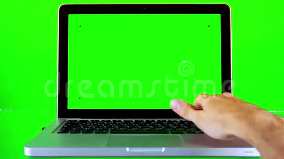 使用带有绿色屏幕的笔记本电脑视频的预览图