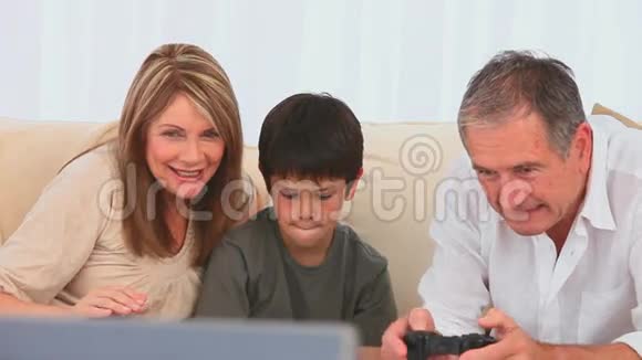 家人一起玩电子游戏视频的预览图