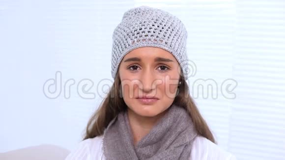 年轻女子用纸巾吹鼻子视频的预览图