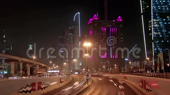 迪拜市夜间交通阿拉伯联合酋长国视频的预览图