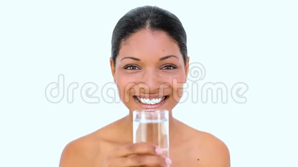 美丽的女人在白色上喝水视频的预览图