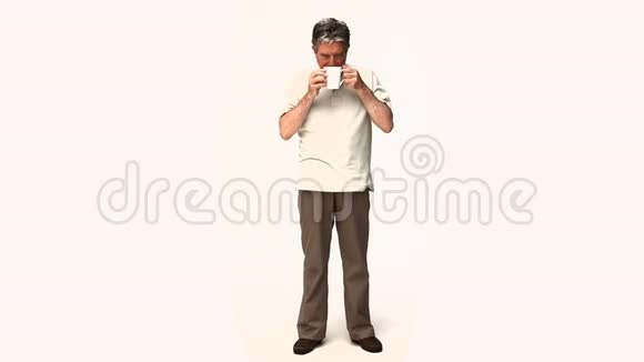 成熟的男人喝一杯咖啡视频的预览图