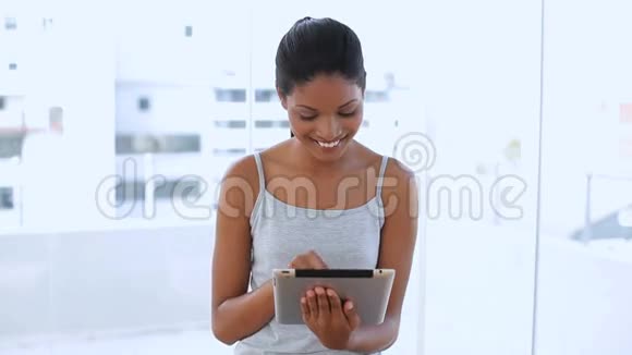 漂亮的女人用她的平板电脑视频的预览图
