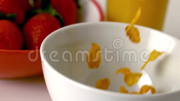 早餐桌上的谷物倒入碗中视频的预览图