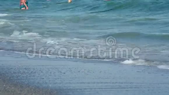 美丽的大海夏日的沙滩和泡沫的海浪视频的预览图