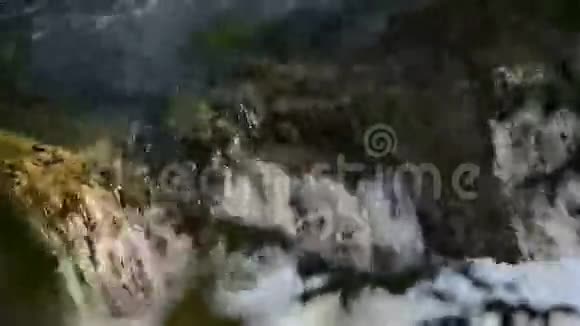 有干净和新鲜水的瀑布视频的预览图