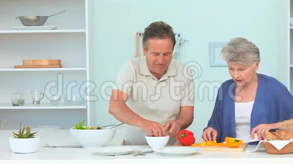 一对老夫妇一起做饭视频的预览图