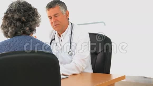 医生和他的女病人谈话视频的预览图
